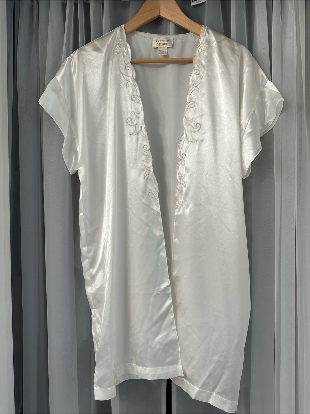 Vtg Victoria’s Secret Gold Label Cream Satin Embroidered Short Robe